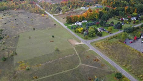 Drohne-Zeigt-Ackerland-Im-Herbst-Mit-Straßen-Und-Häusern