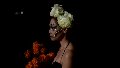 Imágenes-De-Una-Modelo-Vestida-De-Catrina-Caminando-En-La-Oscuridad.