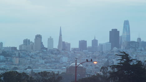 Paisaje-Urbano-De-San-Francisco-Al-Amanecer-En-Un-Día-Nublado