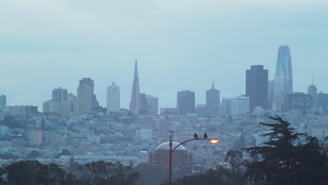 Stadtbild-Von-San-Francisco-Im-Morgengrauen-An-Einem-Bewölkten-Tag