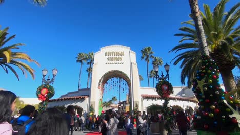 Entrada-Repleta-En-Universal-Studios-Hollywood-En-La-Víspera-De-Navidad-De-La-Temporada-Navideña-De-2019.