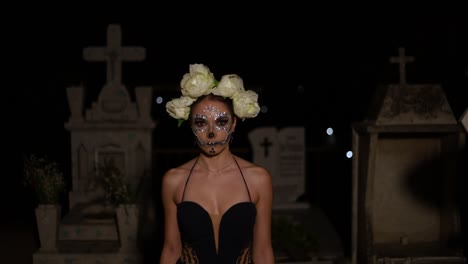 Mujer-Mexicana-Vestida-Como-Catrina-Modelando-Y-Caminando-En-Un-Cementerio-Mexicano-A-Medianoche