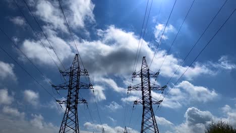 Zwei-Sendemasten-Symmetrisch-Nebeneinander-An-Sonnigen-Tagen-Mit-Wolken