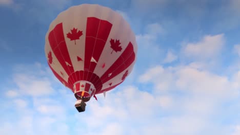 Rot-weißer-Kanadischer-Ballon-Steigt-Auf