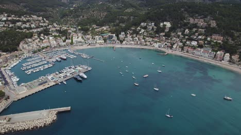 Vista-Aérea-Por-Drones-Del-Tráfico-De-Barcos-En-Port-Soller-En-Mallorca,-España