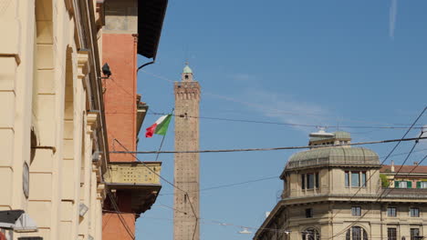 Paisaje-Urbano-De-Bolonia-Con-Torre-Antigua-Y-Banderas-Italianas.