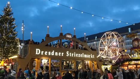 Entrada-Del-Dresdner-Striezelmarkt-Con-Noria-Y-árbol-De-Navidad-Al-Fondo-A-La-Hora-Azul