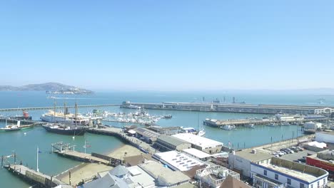 Toma-Aérea-De-Drones-360-Del-Muelle-De-Pescadores-De-San-Francisco,-La-Plaza-Ghirardelli,-La-Cala-Acuática-Y-La-Ciudad