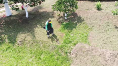 Hombre-Usando-Un-Cortador-De-Césped-En-Un-Parque