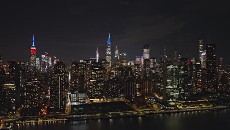 NYC-New-York-Aerial-v157-drone-flyover-East-river-capturing-riverside-traffic,-Murray-Hill-neighborhood-and-populated-cityscape-of-Midtown-Manhattan-at-night---Shot-with-Inspire-3-8k---September-2023