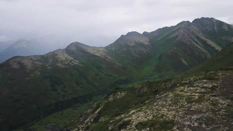 Niño-Excursionista-En-Un-Paso-De-Montaña-En-Alaska-Con-Una-Rápida-Revelación-De-Drones