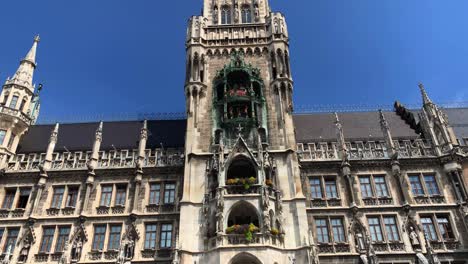 Astonishing-View-on-City-Hall-in-Croweded-Marienplatz,-Munich,-Germany