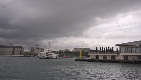 At-the-Kadıköy-pier,-in-cloudy-weather,-ships-are-sailing,-birds-are-flying,-on-the-Bosphorus