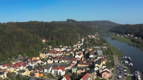 Bad-Schandau,-Kurort-Am-Flussufer-Im-Sächsischen-Bergland-In-Deutschland