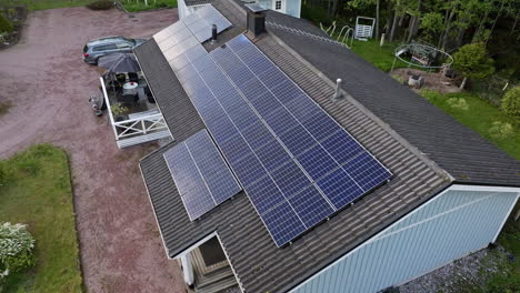 Descripción-Aérea-De-Las-Nubes-Reflejándose-En-Los-Paneles-Solares-En-El-Techo-De-Una-Casa.