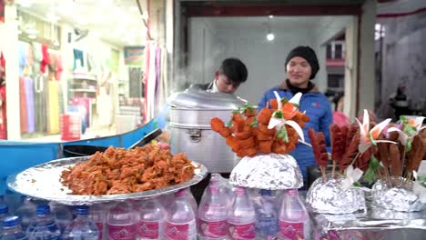 Comida-Callejera-En-Exhibición-Para-La-Venta-Durante-El-21º-Festival-Callejero-De-Pokhara-En-Lakeside,-Nepal