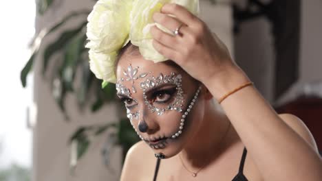 Modell-Im-Catrina--Oder-Totenkopf-Frauenkostüm,-Das-Seinen-Blumenkranz-Aufrichtet