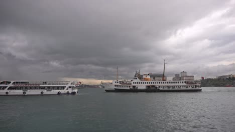 En-El-Muelle-De-Kadıköy,-Cuando-Está-Nublado,-Los-Barcos-Navegan,-Los-Pájaros-Vuelan,-En-El-Bósforo