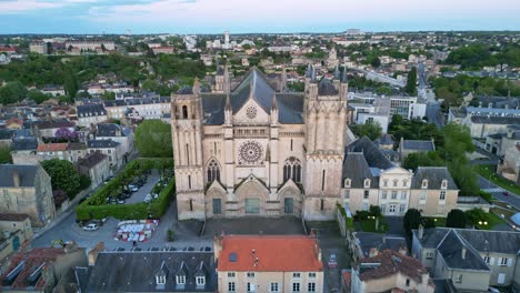 Catedral-De-San-Pedro-O-Pierre-En-La-Ciudad-De-Poitiers,-Francia