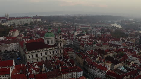 Amanecer-Moviéndose-Hacia-Un-Lado-Toma-Aérea-Sobre-El-Casco-Antiguo-De-Praga,-República-Checa