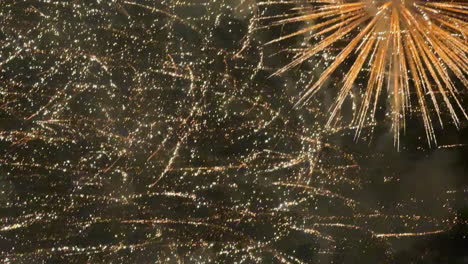 Feuerwerk-Explodiert-Am-Himmel