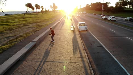 Longboard-Skate-Drone-Luftaufnahmen-Boulevard-Punta-Carretas-Montevideo-Uruguay