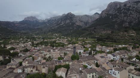 Vista-Aérea-De-Casas-En-Las-Montañas-De-Sóller,-Mallorca,-España.