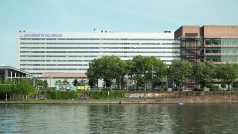 Hospital-Universitario-De-Frankfurt-Alemania-Desde-La-Orilla-Opuesta