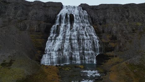 Toma-De-Drone-De-La-Cascada-Dynjandi-En-Islandia-Durante-El-Invierno-Por-La-Mañana2