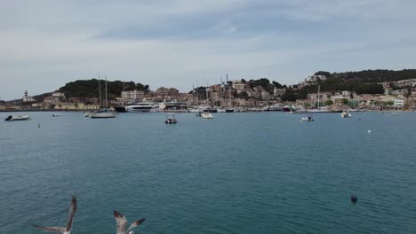 Drone-Volando-Sobre-Barcos-Y-Agua-De-Port-Soller-En-Mallorca,-España