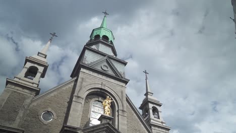 Establecido-De-La-Capilla-De-Notre-Dame-De-Bon-Secours-De-Montreal-Contra-El-Cielo-Nublado-Con-La-Escultura-Dorada-De-La-Virgen-María