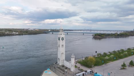 Drone-Gira-Alrededor-De-La-Torre-Del-Reloj-De-Montreal-Revelando-El-Horizonte-Urbano-De-La-Ciudad,-Imágenes-Aéreas