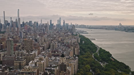 Vuelo-Aéreo-Con-Drones-V238-De-Nueva-York-Sobre-El-Lado-Oeste-Superior-Que-Captura-El-Río-Hudson,-La-Zona-Residencial-De-Bloomingdale,-El-Parque-Central-Y-El-Paisaje-Urbano-Del-Centro-De-Manhattan---Filmado-Con-Inspire-3-8k---Septiembre-De-2023