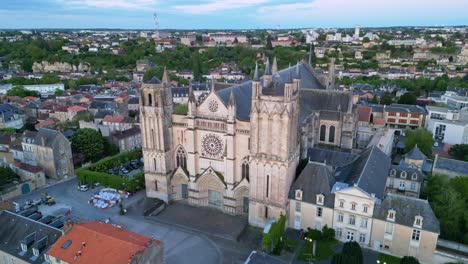Catedral-De-San-Pedro-O-Pierre-En-La-Ciudad-De-Poitiers,-Francia