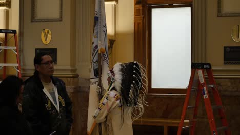 Häuptling-Trägt-Eine-Flagge-Bei-Der-Ute-Flaggen-Hommage-Am-Denver-Capitol-Building