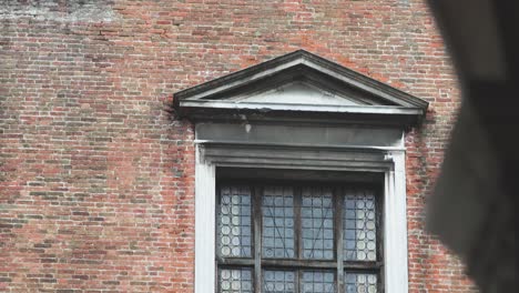 Menschen,-Die-Bilder-Aus-Einem-Großen-Alten-Fenster-Eines-Antiken-Gebäudes-In-Venedig,-Italien,-Machen