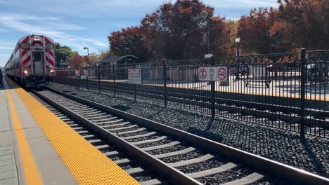 Un-Caltrain-Que-Se-Dirige-A-San-Francisco-Y-Llega-A-La-Plataforma-De-Pasajeros-Para-Recoger-A-Los-Viajeros-Desde-Mountain-View,-California.