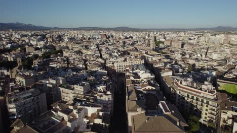 Drone-Volando-Sobre-Casas-Y-Edificios-En-Palma,-Mallorca,-España