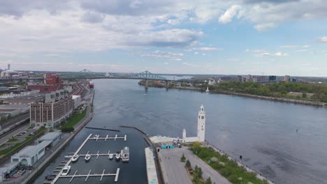 Imágenes-Aéreas-Del-Paisaje-Urbano-De-Montreal-Con-La-Torre-Del-Reloj-Y-El-Horizonte-Del-Puente-Jacques-Cartier.