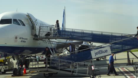 Jetblue-Flughafenbetrieb-In-Long-Beach,-Kalifornien