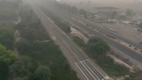 Dron-Vuela-Cerca-De-Sahiwal-A-Multan-Road-En-Punjab,-Hay-Mucha-Niebla