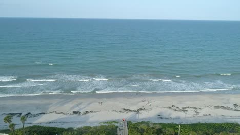 4K-Filmaufnahmen-Mit-Einer-Drohne-Vom-Strand-In-Melbourne,-Florida