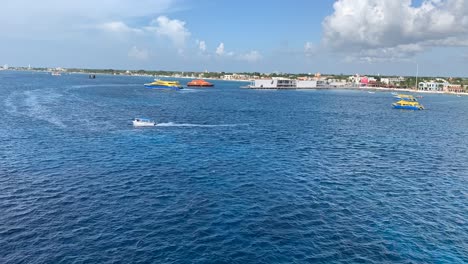 Dies-Ist-Ein-Zeitraffer-Landschaftsclip-Von-Fähren,-Die-Abends-Im-Hafen-Von-Cozumel,-Mexiko,-Fahren.