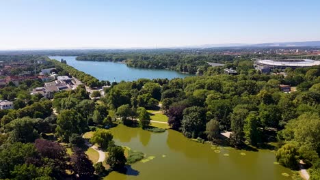 Una-Vista-Aérea-Del-Maschpark-Y-Maschsee-En-Hannover,-Alemania-En-Una-Soleada-Tarde-De-Verano