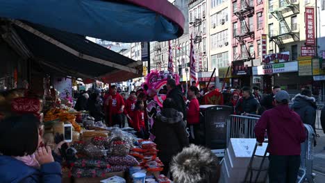 Desfile-De-Leones-Jóvenes-De-La-Comunidad-De-Chinatown.-Dragones-Bailando