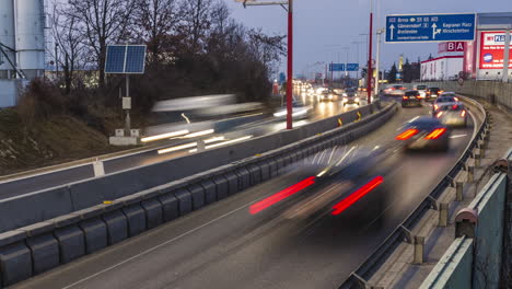 Zeitraffer-Zoom-Out-Der-Autobahn-In-Wien,-Österreich-Bei-Sonnenuntergang