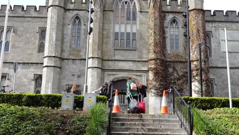 NUIG-Quad-Vorderseite-In-Zeitlupe-Nach-Unten-Geneigt-Mit-Studenten,-Stadt-Galway