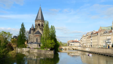 Bukolische-Szene-Mit-Ikonischen-Protestantischen-Kirche-Temple-Neuf,-Metz,-Frankreich