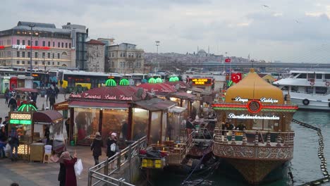 Un-Día-Ajetreado-En-El-Puerto-De-Eminonu,-Estambul,-Turquía.