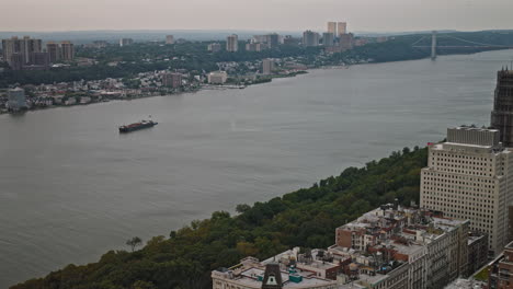 Nueva-York-Nueva-York-Aérea-V244-Paso-Elevado-Morningside-Heights-Upper-Manhattan-Capturando-El-Tráfico-En-Henry-Hudson-Parkway-A-Lo-Largo-Del-Río-Hudson-Y-Las-Vistas-Del-Paisaje-Urbano-De-Harlem---Filmado-Con-Inspire-3-8k---Septiembre-De-2023